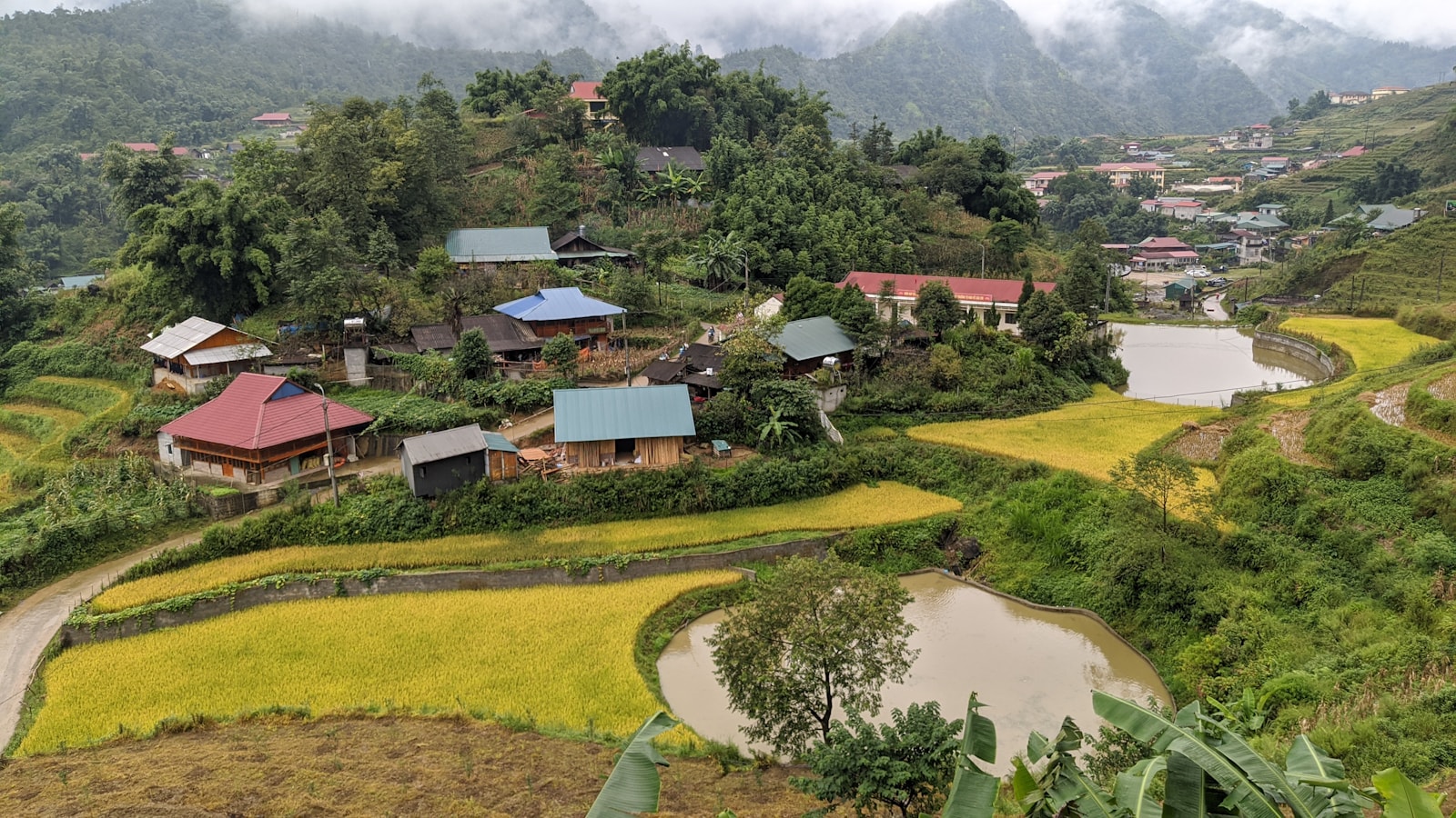 Những mái nhà bản Cát Cát nằm bên sườn núi Sa Pa