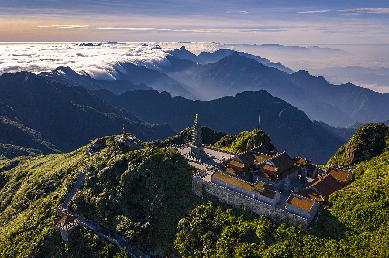 Quần thể tâm linh Fansipan nổi trên biển mây