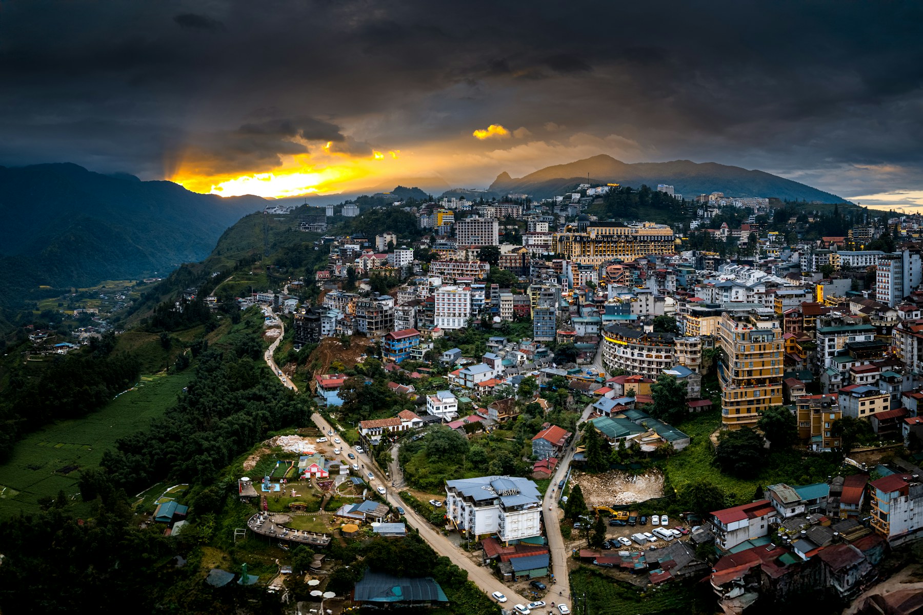 Thị trấn Sa Pa giữa núi